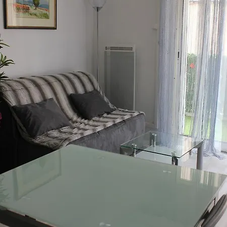 Studio De Charme Avec Sa Terrasse En Plein Coeur De Apartamento *